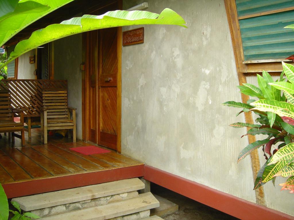 Hotel Whistling Bird Negril Exterior foto