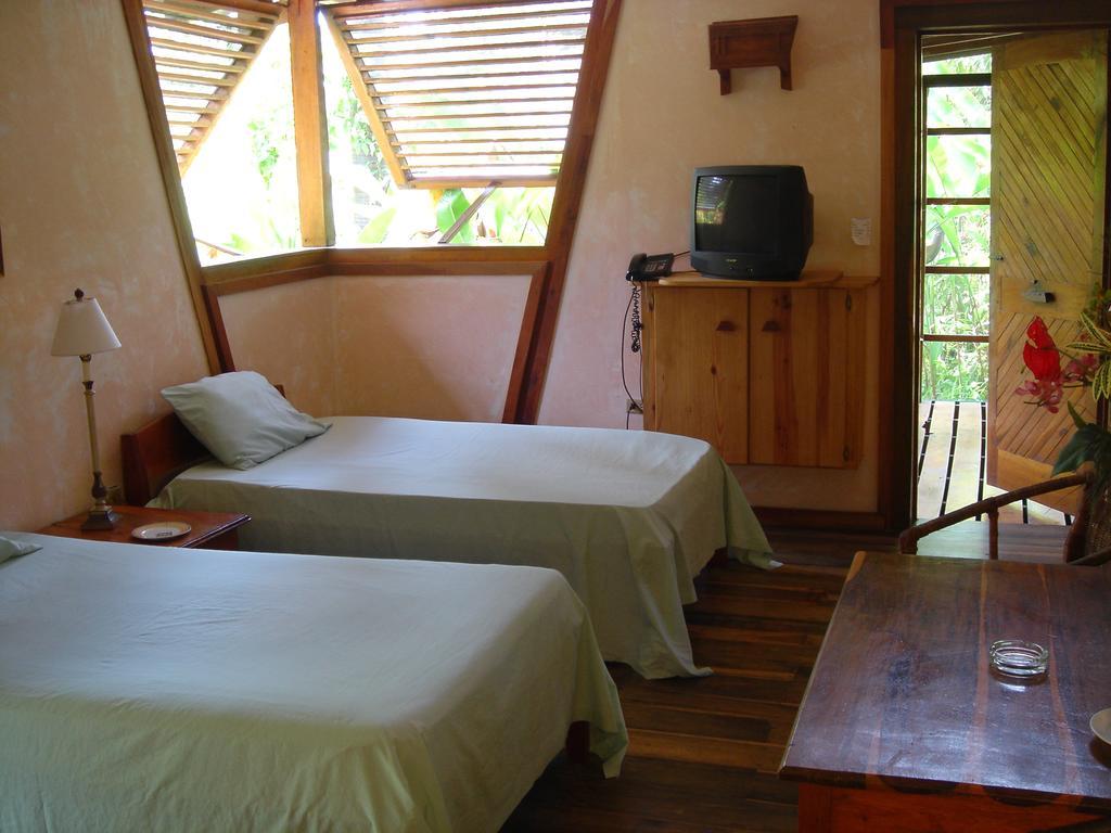 Hotel Whistling Bird Negril Exterior foto